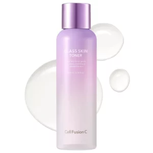 Butelka Cell Fusion C Glass Skin Toner w odcieniach fioletu i różu z metaliczną zakrętką, sfotografowana na białym tle obok kropli toniku.