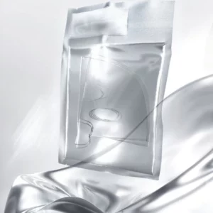 Opakowanie foliowe zawierające przezroczystą maskę House of B Glutathione Face Film, ukazane na tle srebrzystej tkaniny symbolizującej blask i nawilżenie.