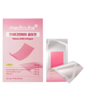 Różowe opakowanie suplementu Medicube Salmon DNA Collagen z napisem „Salmon DNA Collagen”; obok widoczny pojedynczy, różowy film kolagenowy w saszetce, częściowo wysunięty, o cienkiej, elastycznej strukturze przeznaczonej do rozpuszczania.