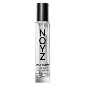Smukły flakonik podróżny 15 ml perfum NOYZ Only Human z czarną zakrętką i prostym napisem wzdłuż butelki.
