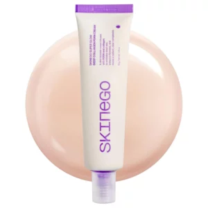 u Skinego Super Glow Deep Collagen PDRN Cream w odcieniach bieli i fioletu, położona na tle beżowej, rozlanej tekstury kremu.