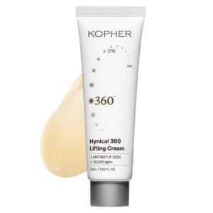 Produkt Kopher Hynical 360 Lifting Cream w tubce o minimalistycznym designie, ustawiony na tle kremowej smugi produktu, ukazującej jego jasną, gładką konsystencję.
