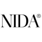 Logo marki NIDA przedstawione na białym tle. Składa się z czarnego napisu „NIDA” zapisanego eleganckim, smukłym fontem szeryfowym, z symbolem ® umieszczonym w górnym prawym rogu litery „A”. Całość ma minimalistyczny, luksusowy charakter.