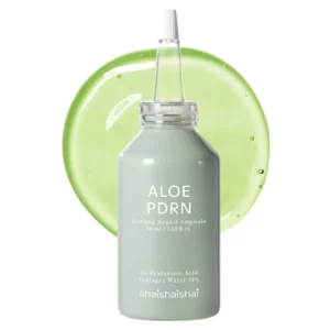 Szklana butelka ampułki Shaishaishai Aloe PDRN Cooling Repair Ampoule o pojemności 50 ml w pastelowo-zielonym odcieniu, z przezroczystą nakrętką i wąską końcówką dozującą. W tle widoczna kropla półprzezroczystego, zielonkawego żelu, podkreślająca chłodzący i nawilżający charakter produktu.