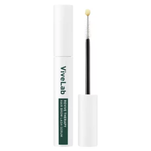 Na zdjęciu widoczna jest biała tubka z napisem ViveLab Revive Therapy Hair Brow Lash Serum. Obok znajduje się wykręcona szczoteczka aplikatora z cienkim, czarnym trzonkiem i spiralną końcówką zakończoną miękką kulką, przeznaczoną do precyzyjnej aplikacji serum na rzęsy, brwi oraz linię włosów.