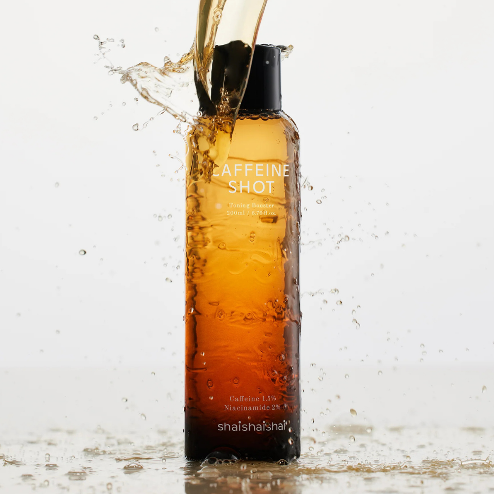 Shaishaishai - Caffeine Shot Toner opakowanie produktu zroszone bezbarwną cieczą.