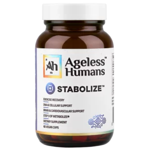 Brązowa szklana butelka Ageless Humans Stabolize sfotografowana na białym tle, z wyraźnie widoczną białą etykietą, logo „Ah”, nazwą produktu i listą deklarowanych funkcji, takich jak regeneracja potreningowa, wsparcie DNA i układu krążenia.