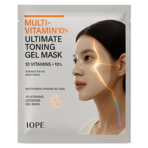 Saszetka srebrno-szarej maseczki IOPE Multi-Vitamin 10% Ultimate Toning Gel Mask z wizerunkiem kobiety w przezroczystej, żelowej masce na twarzy. Na opakowaniu umieszczono nazwy produktu i informacje o jego działaniu, w tym „10 Vitamins × 10%”, „Brightening” oraz „Liposome Gel Mask”.