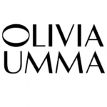 Czarne logo OLIVIA UMMA zapisane dużymi, eleganckimi literami na białym tle, z charakterystycznym owalnym kształtem zastępującym literę „O”.