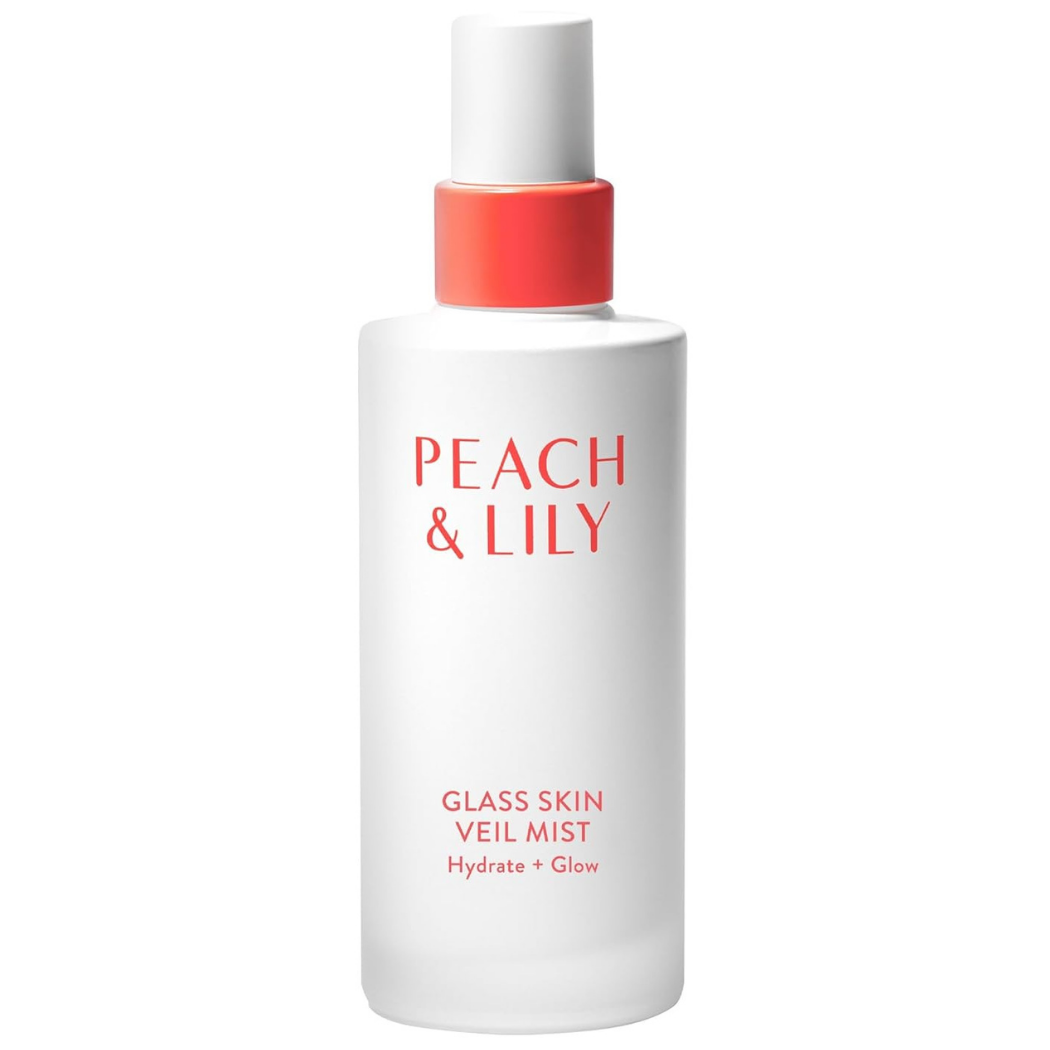 Peach Lily Glass Skin Veil Mist Buteleczka Peach & Lily Glass Skin Veil Mist z matowego szkła i koralowym detalem, przedstawiona na białym tle w ujęciu katalogowym.