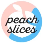 Logo marki Peach Slices — stylizowany biały kształt brzoskwini w pastelowym okręgu w kolorach różowym i błękitnym, z czarnym napisem „peach slices” w miękkiej, zaokrąglonej czcionce.