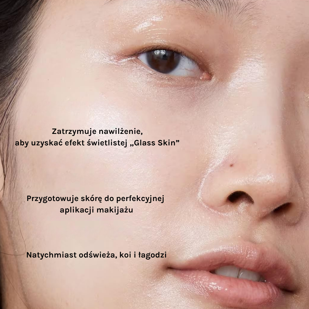 peach lily glass skin mist Zbliżenie na twarz modelki o świetlistej, nawilżonej skórze prezentującej efekt „glass skin”. Na zdjęciu umieszczony jest tekst opisujący działanie produktu: zatrzymuje nawilżenie, przygotowuje skórę do makijażu oraz natychmiast odświeża, koi i łagodzi.