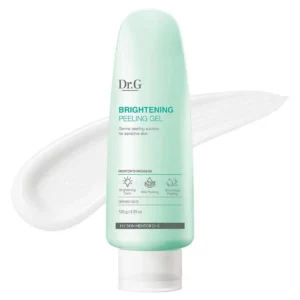 Butelka Dr.G Brightening Peeling Gel ustawiona na białym tle z żelową teksturą rozprowadzoną z tyłu.