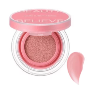 Róż w poduszce JUNGSAEMMOOL Artist Cushion Blush Blur w odcieniu Rosy Petal — delikatny, mleczno-różany kolor przedstawiony w opakowaniu i w formie próbki.