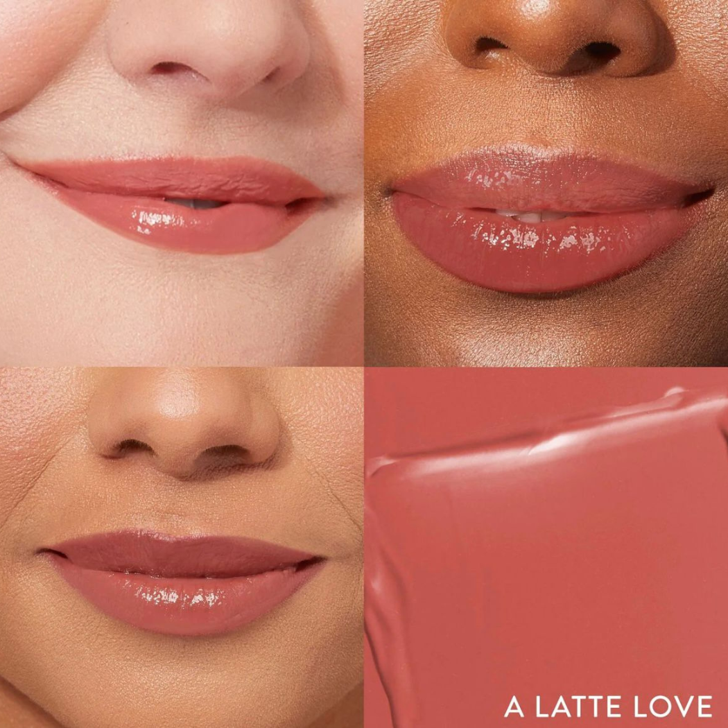 Laura Geller Jelly Balm Hydrating Lip Color A Latte Love Zbliżenia na usta kilku osób o różnych odcieniach skóry, pomalowane balsamem w neutralnym, różano-brązowym odcieniu z błyszczącym wykończeniem. W rogu zdjęcia widoczna smuga produktu w tym kolorze.