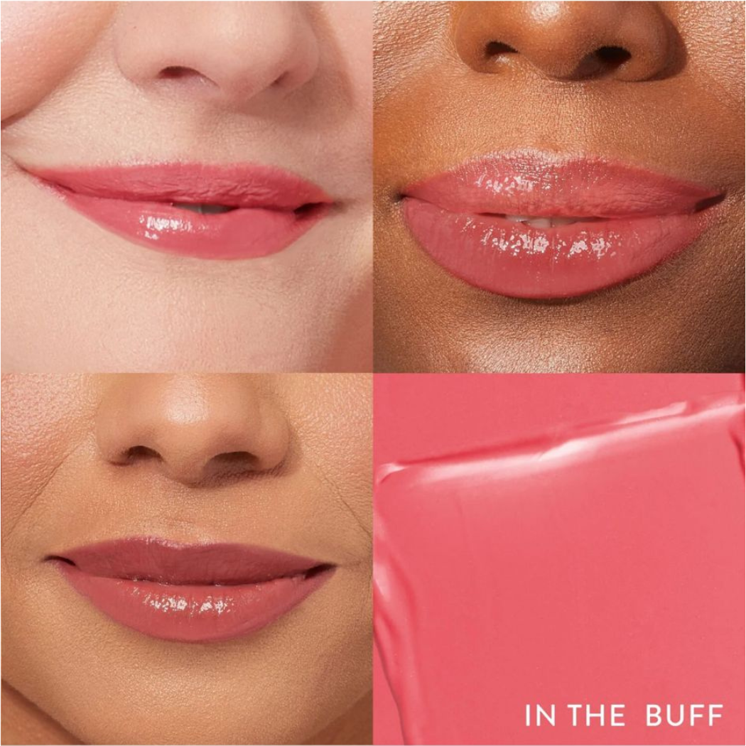 Laura Geller Jelly Balm Hydrating Lip Color In The Buff Zbliżenia na usta kilku osób o jasnej i ciemniejszej karnacji, pokryte balsamem do ust w delikatnym, naturalnym różowo-beżowym odcieniu z połyskiem. Widoczna smuga produktu w tym samym kolorze.