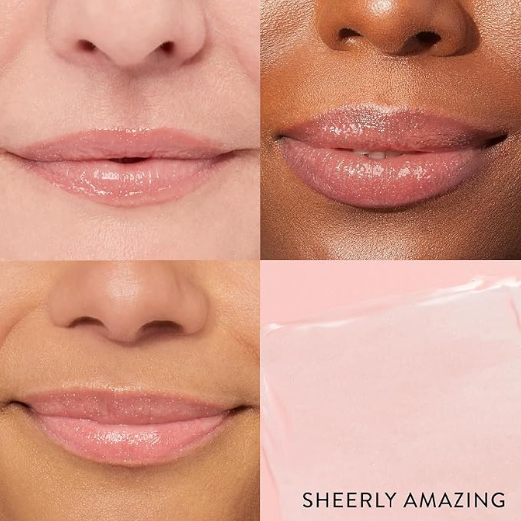 Laura Geller Jelly Balm Hydrating Lip Color Sheerly Amazing (2) Zbliżenia na usta kilku osób o różnych odcieniach skóry, pokryte bardzo jasnym, półtransparentnym balsamem z delikatnym połyskiem. W prawym dolnym rogu jasna, różowa smuga produktu.
