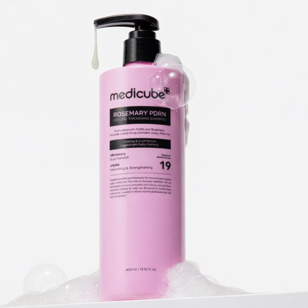 Medicube Rosemary PDRN Cooling Thickening Shampoo Medicube Rosemary PDRN Cooling Thickening Shampoo 400 ml – różowy szampon zagęszczający z PDRN i rozmarynem, pielęgnacja skóry głowy i ograniczenie wypadania włosów