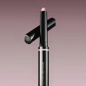 Victoria Beckham Beauty EyeWear Longwear Eyeshadow Stick – czarny cień w sztyfcie z różowym zakończeniem, eleganckie opakowanie z logo VB na stonowanym, różowym tle.