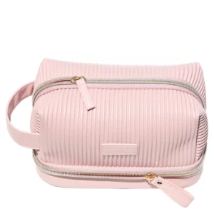Wander Beauty Jet Setter Makeup Bag – pudroworóżowa kosmetyczka podróżna z ryflowaną fakturą, podwójnym zamkiem błyskawicznym i wygodnym uchwytem do przenoszenia.