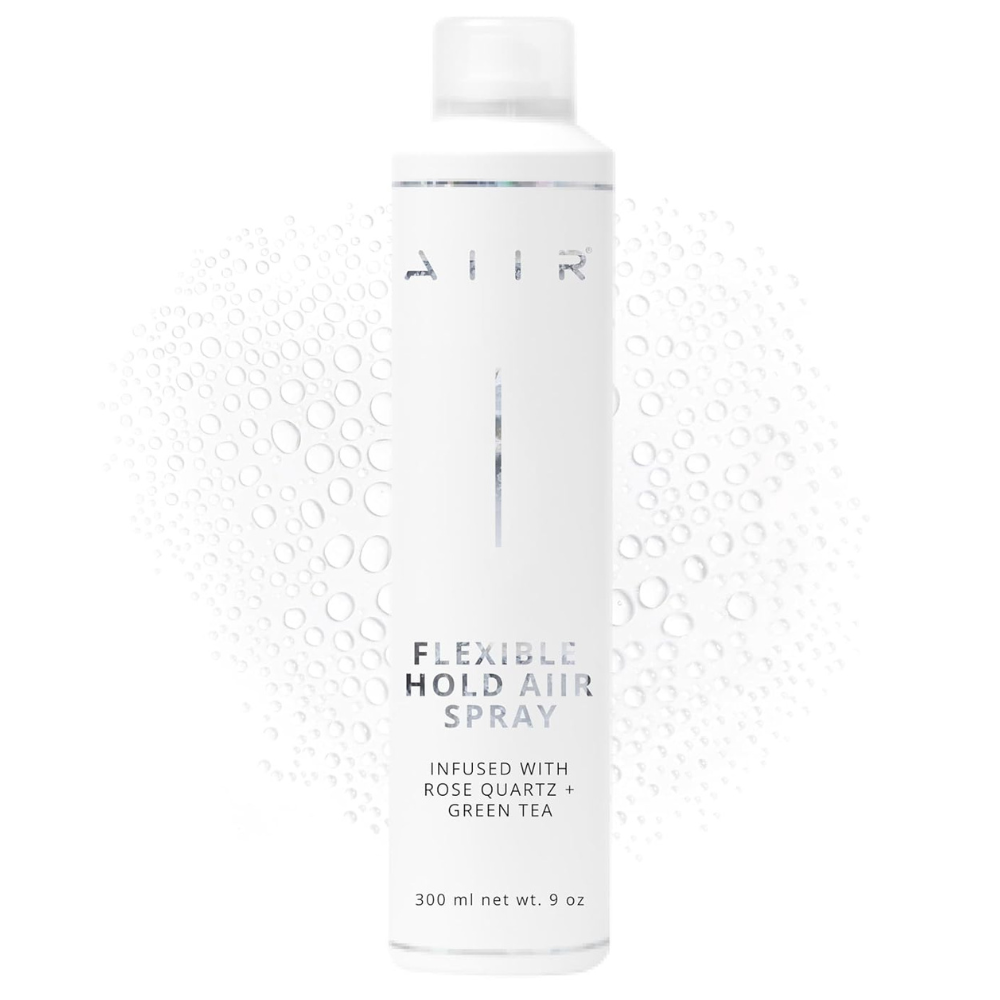 Aiir Flexible Hold Aiir Spray Aiir Flexible Hold Aiir Spray 300 ml – lakier do włosów o elastycznym utrwaleniu na białym tle.