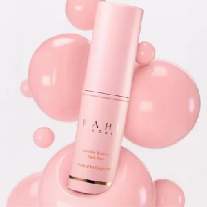 KAHI Wrinkle Bounce Multi Balm – różowy koreański balsam wielofunkcyjny do skóry z efektem glow i olejem z Jeju na pastelowym tle z różowymi kulami.
