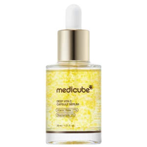 Butelka Medicube Deep Vita C Capsule Serum 30 ml na białym tle.