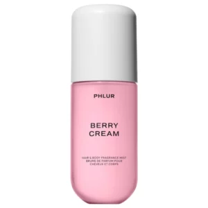 Phlur Berry Cream Hair & Body Fragrance Mist – różowa mgiełka zapachowa do ciała i włosów na białym tle.