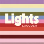 Logo Lights Lacquer w kremowym kolorze na tle wielokolorowych, poziomych pasów w odcieniach fioletu, beżu, różu i czerwieni.