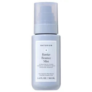 Naturium Barrier Bounce Mist 100 ml w matowej, lawendowej butelce z atomizerem i transparentną nakładką, na jasnym tle.