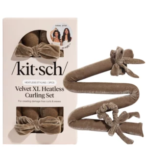 Na zdjęciu widoczny jest zestaw Kitsch Velvet XL Heatless Curling Set wraz z opakowaniem na jasnym tle. Minimalistyczna prezentacja podkreśla estetykę produktu i jego funkcjonalność.