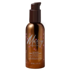Messy by Alli Webb Rough Dry Style Cream – butelka 150 ml w brązowym opakowaniu z pompką na białym tle.