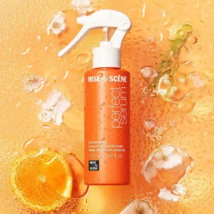 Butelka Mise en Scene Perfect Serum Mist na tle kropli wody i oleju, lekka mgiełka do włosów o działaniu nawilżającym i wygładzającym.