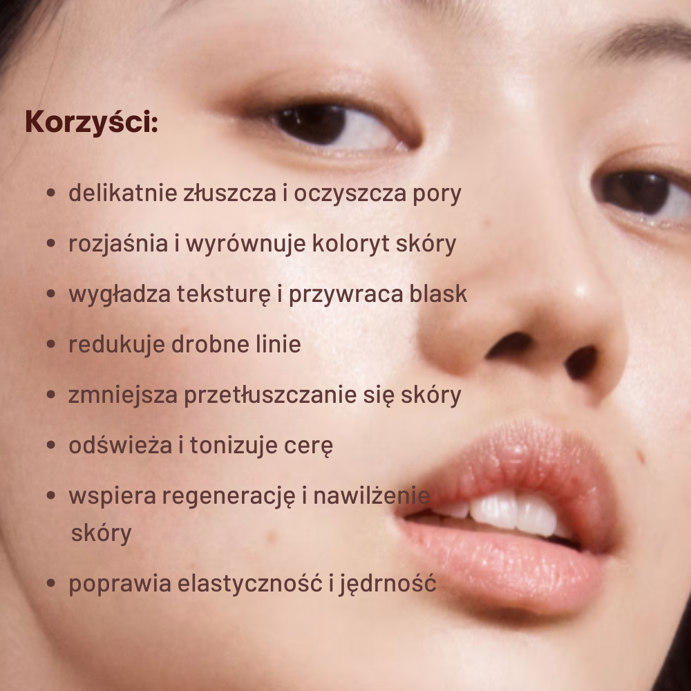 Peach Lily The Good Acids Pore Toner Twarz kobiety o promiennej cerze z listą korzyści toniku Peach & Lily The Good Acids Pore Toner wypisaną obok – podkreślenie efektu gładkiej i rozświetlonej skóry.