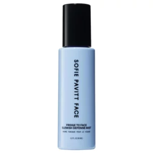 Na zdjęciu widoczna jest mgiełka Sofie Pavitt Face Fridge to Face Blemish Defense Cooling Mist w minimalistycznym, niebieskim opakowaniu. Produkt ma elegancki design z czarną nakrętką i podkreśla nowoczesny, świeży charakter pielęgnacji skóry.