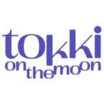 Tokki on the Moon logotyp na jednolitym tle.