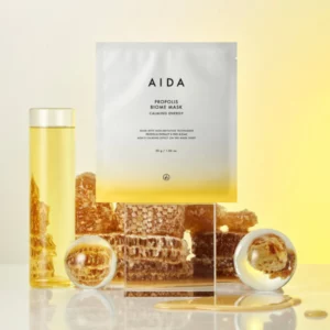 AIDA Propolis Biome Mask – opakowanie maski na tle miodu, plastrów miodu i składników inspirowanych propolisem.