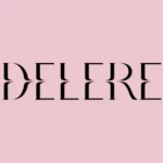 Logo marki Delere w eleganckiej, czarnej typografii na tle w odcieniu pudrowego różu.
