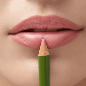 Zbliżenie na usta w odcieniu nude podkreślone konturówką Finding Ferdinand w kolorze Blush Nectar — efekt naturalnego, miękkiego wykończenia.
