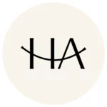 Logo marki Happy Aging w czarnej, minimalistycznej typografii z liniowym elementem na jasnym, okrągłym tle.