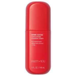 Opakowanie Party of You Grime Scene Exfoliating Cushion Toner w czerwonym kolorze na jasnym tle, podkreślające minimalistyczny design produktu.