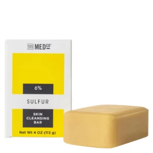 111 MedCo 6% Sulfur Skin Cleansing Bar – siarkowa kostka oczyszczająca do skóry problematycznej i trądzikowej na jasnym tle z minimalistycznym żółto-białym opakowaniem.