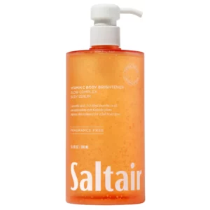 Saltair Vitamin C Body Brightener Glow Complex Body Serum w pomarańczowej butelce z pompką na jasnym tle.