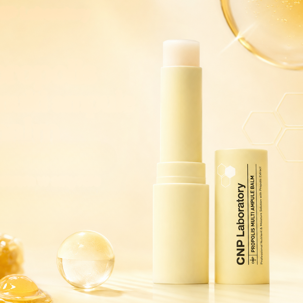 CNP Laboratory Propolis Multi Ampule Balm Otwarty balsam w sztyfcie CNP Laboratory Propolis Multi Ampule Balm na świetlistym, miodowo-złotym tle z subtelnymi motywami propolisu.