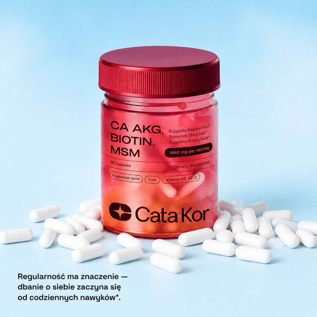 Cata Kor Skin, Nails & Hair Formula Słoik suplementu Cata·Kor z kapsułkami na jasnoniebieskim tle, otoczony białymi kapsułkami, symbolizujący codzienną rutynę suplementacji.