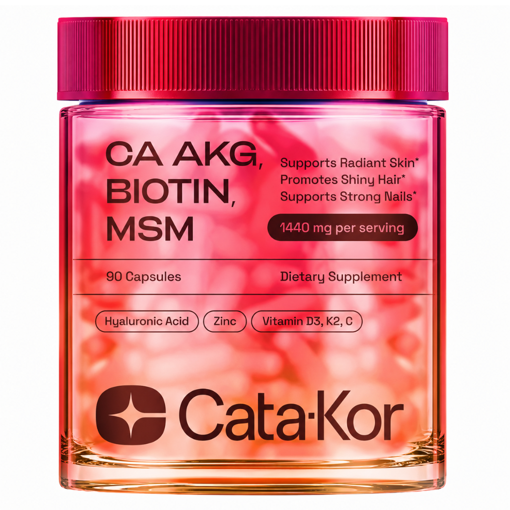 Cata Kor Skin, Nails & Hair Formula Zbliżenie opakowania suplementu Cata·Kor z czerwonym wieczkiem i etykietą zawierającą informacje o składnikach takich jak Ca-AKG, biotyna i MSM.
