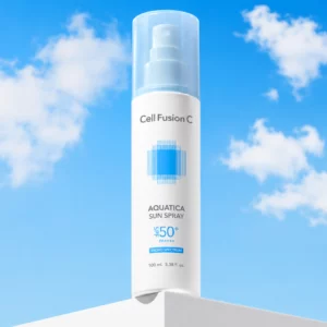 Packshot mgiełki przeciwsłonecznej Cell Fusion C Aquatica Sun Spray SPF50+ na tle błękitnego nieba i chmur.