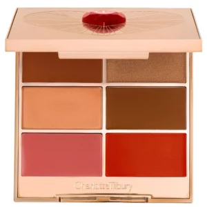 Otwarta paleta Charlotte Tilbury Love at First Swipe Multi-Glow Palette w wariancie Medium/Deep, z cieplejszymi odcieniami bronzera, rozświetlacza, cieni oraz kremów do ust i policzków.