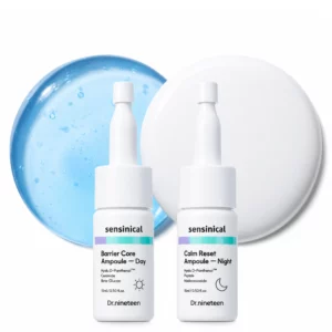 Packshot dwóch ampułek Dr.nineteen Sensinical Barrier Core Day i Calm Reset Night na jasnym tle z niebieską żelową teksturą w tle.