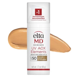 EltaMD UV AOX Elements SPF 50 – mineralny krem przeciwsłoneczny z uniwersalnym tintem na jasnym tle. Formuła z lekkim kolorem pomaga optycznie wyrównać wygląd skóry i pozostawia naturalne, świetliste wykończenie.